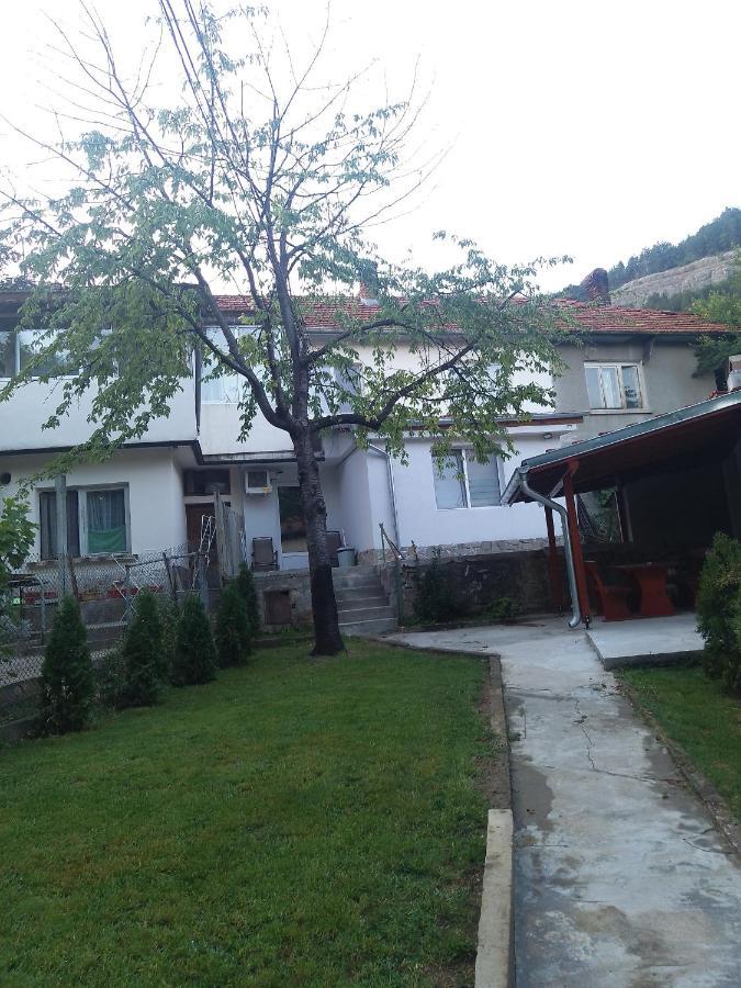 House Nadejda เวลีคอเทอร์โนโว ภายนอก รูปภาพ